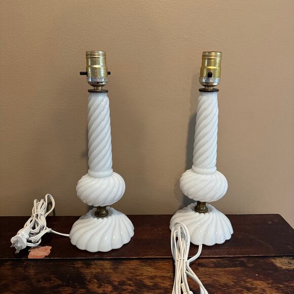 Pair (2) Fenton Glass VINTAGE Milk Glass Swirl Pattern Accent‎ Table Lamps  WORK - Picture 1 of 13